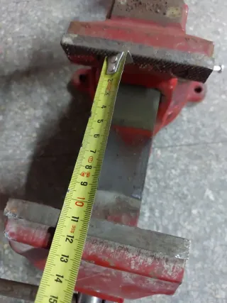 Tornillo de banco rojo