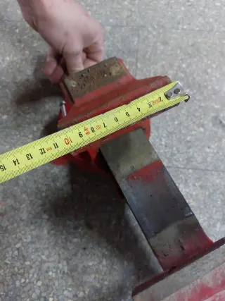 Tornillo de banco rojo