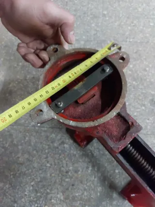 Tornillo de banco rojo