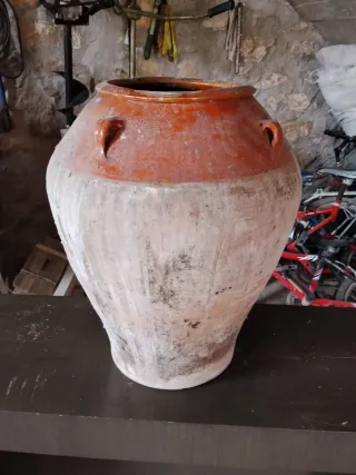 Tinaja de barro antigua.altura 55 cm