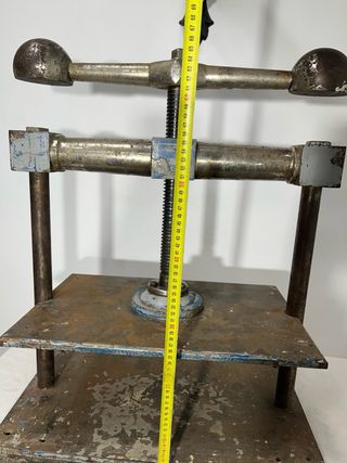 Antigua prensa industrial de imprenta.