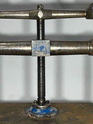 Antigua prensa industrial de imprenta.