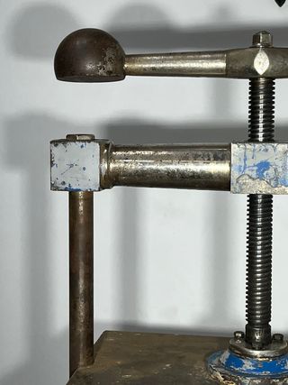 Antigua prensa industrial de imprenta.