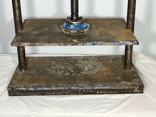 Antigua prensa industrial de imprenta.