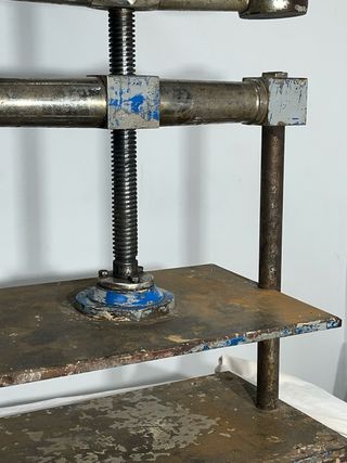 Antigua prensa industrial de imprenta.