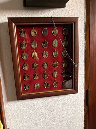 Cuadro expositor medallas religiosas