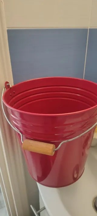 Cubo de zinc rojo con asa de madera