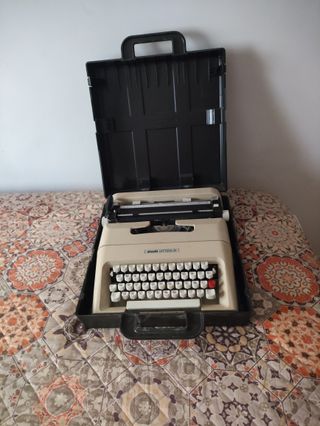 Máquina de escribir Olivetti Lettera 35 con estuch