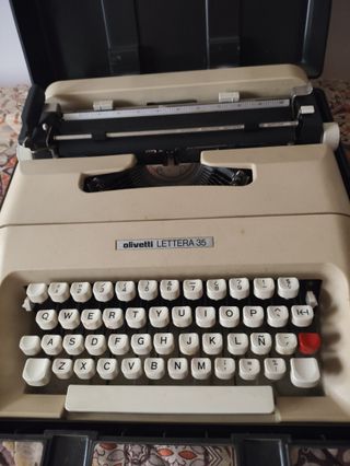 Máquina de escribir Olivetti Lettera 35 con estuch