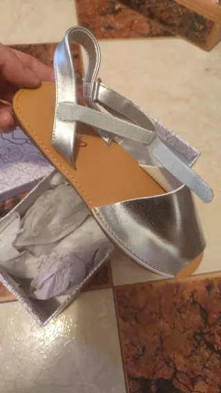 Sandalias plateadas planas