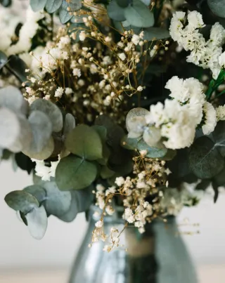 Ramo de flores preservadas y eucalipto