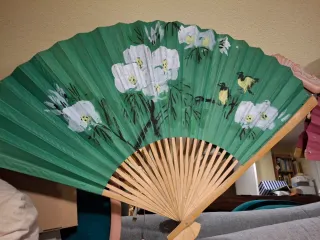 Abanico de papel con diseño de panda