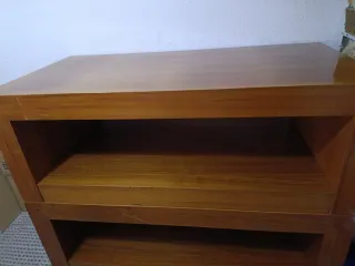 Mesa de madera marrón
