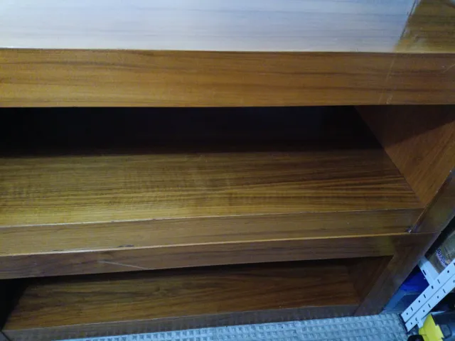 Mesa de madera marrón
