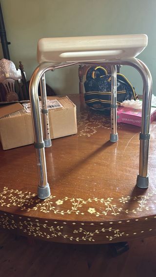 Silla para ducha beige y plateada