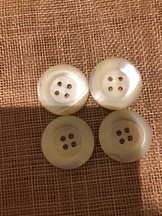 4 Botones  de nacar Redondos