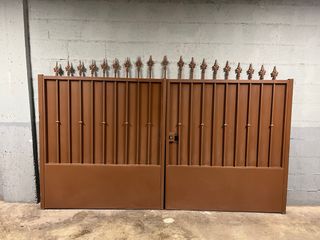 Cancela marron de 2 hojas