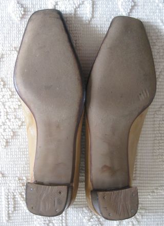 Zapatos en color beige. Talla: 37