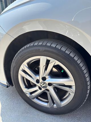 Volkswagen Polo 95 DSG7 + Techo Panorámico