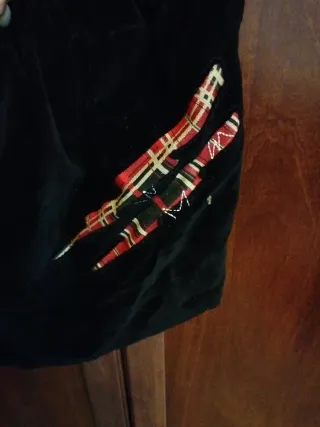 Borsa sportiva in velluto nera con dettagli rossi