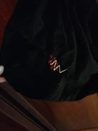 Borsa sportiva in velluto nera con dettagli rossi