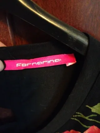 T-shirt nera con fiocco e rose