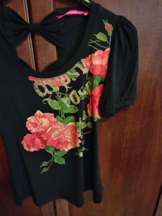 T-shirt nera con fiocco e rose