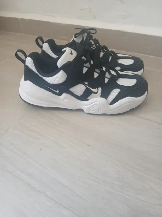 Zapatillas Nike Negras y Blancas .solo 1 vez usada