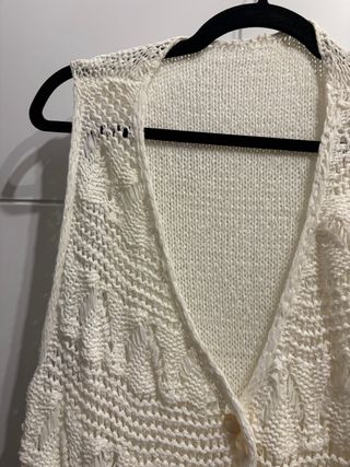 Chaleco tejido con flecos