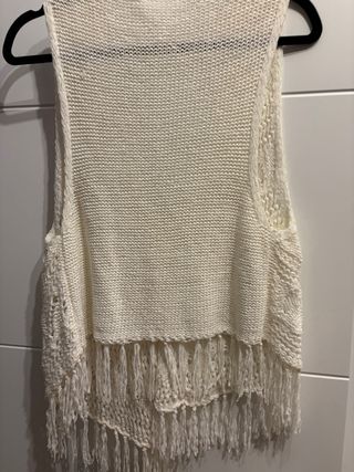 Chaleco tejido con flecos