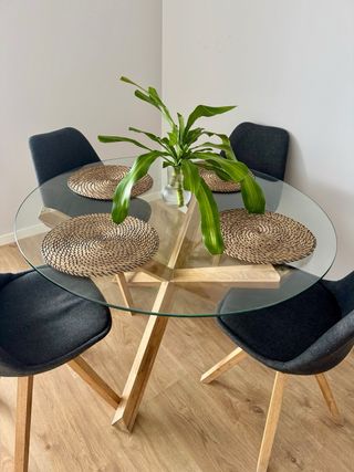 Set Mesa redonda cristal ø119 cm + 4 sillas madera