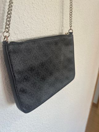Bolso Guess Negro y Dorado