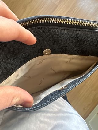 Bolso Guess Negro y Dorado