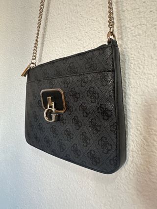 Bolso Guess Negro y Dorado