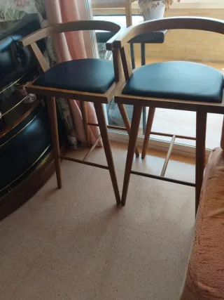 2 Taburetes Altos Madera y Cuero