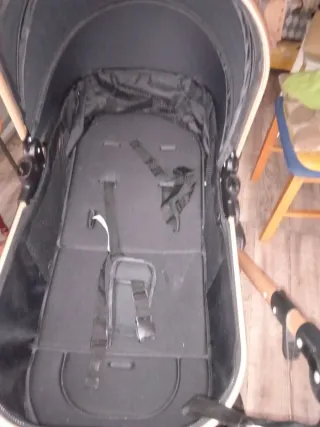 Carro de bebé negro y dorado