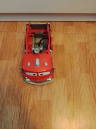 Camión de bomberos de juguete rojo