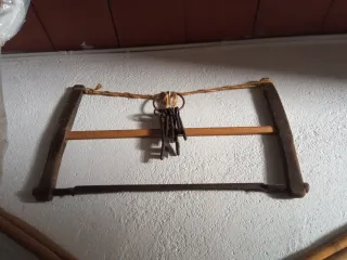 Sierra antigua de madera con llaves