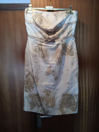 Traje de ceremonia beige y dorado