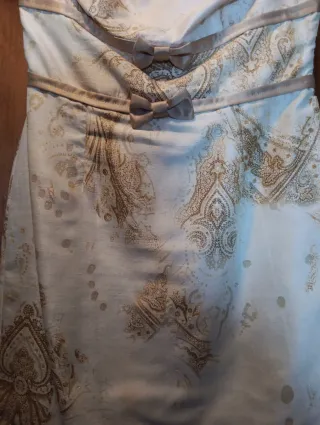 Traje de ceremonia beige y dorado