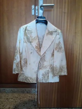 Traje de ceremonia beige y dorado