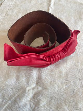 Cinturón de piel rojo con lazo