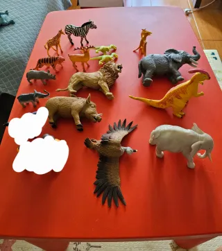 Juguetes animales salvajes y dinosaurios