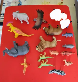 Juguetes animales salvajes y dinosaurios