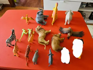 Juguetes animales salvajes y dinosaurios