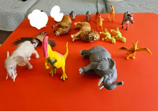 Juguetes animales salvajes y dinosaurios