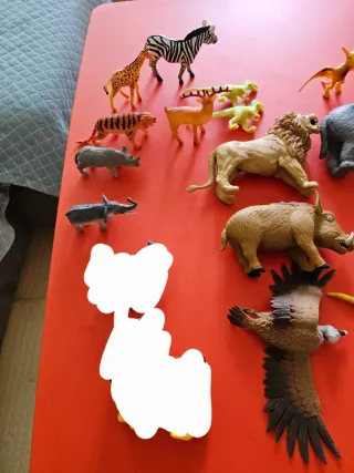 Juguetes animales salvajes y dinosaurios