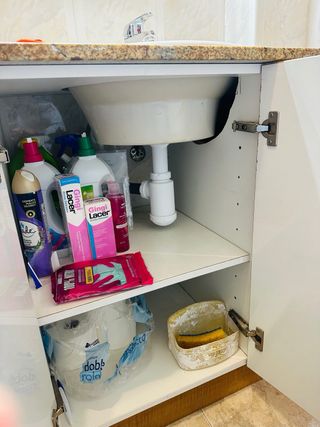 Lavabo con mueble de madera y piedra