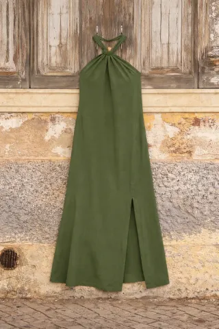 Vestido largo verde militar con abertura