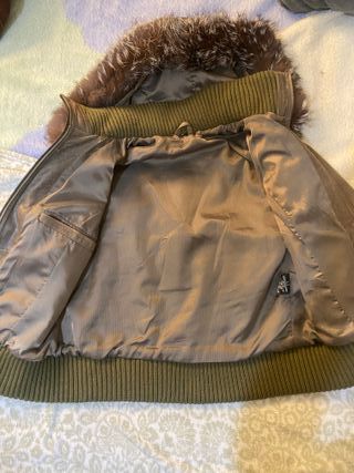 Chaqueta con capucha y pelo